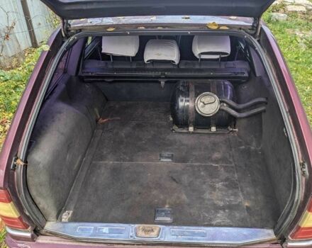 Красный Мерседес Е-Класс, объемом двигателя 2.2 л и пробегом 376 тыс. км за 2100 $, фото 7 на Automoto.ua