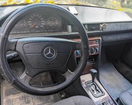 Красный Мерседес Е-Класс, объемом двигателя 2.2 л и пробегом 376 тыс. км за 2100 $, фото 6 на Automoto.ua