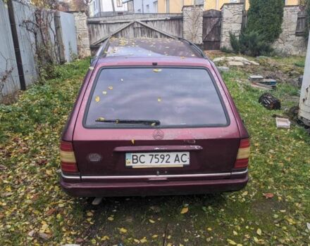 Красный Мерседес Е-Класс, объемом двигателя 2.2 л и пробегом 376 тыс. км за 2100 $, фото 3 на Automoto.ua