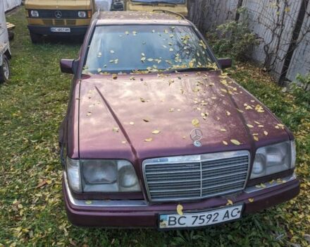 Красный Мерседес Е-Класс, объемом двигателя 2.2 л и пробегом 376 тыс. км за 2100 $, фото 9 на Automoto.ua