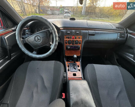 Красный Мерседес Е-Класс, объемом двигателя 2.3 л и пробегом 227 тыс. км за 2700 $, фото 8 на Automoto.ua