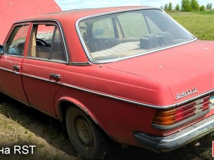 Мерседес Е-Клас 1979 у Житомирі на Automoto.ua Червоний Мерседес Е-Клас, об'ємом двигуна 24 л та пробігом 555 тис. км за 1000 $, фото 1 на Automoto.ua