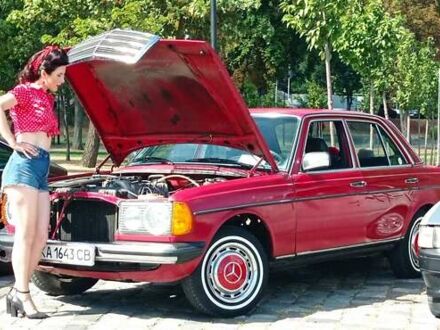 Мерседес Е-Клас 1980 у Києві на Automoto.ua Червоний Мерседес Е-Клас, об'ємом двигуна 1.99 л та пробігом 316 тис. км за 4400 $, фото 1 на Automoto.ua