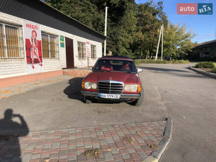Мерседес Е-Клас 1983 у Знаменке на Automoto.ua Червоний Мерседес Е-Клас, об'ємом двигуна 2.4 л та пробігом 290 тис. км за 3500 $, фото 1 на Automoto.ua