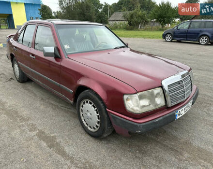 Красный Мерседес Е-Класс, объемом двигателя 2 л и пробегом 400 тыс. км за 750 $, фото 1 на Automoto.ua