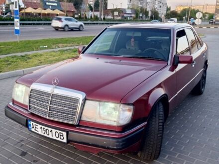 Мерседес Е-Клас 1990 у Александрие на Automoto.ua Червоний Мерседес Е-Клас, об'ємом двигуна 2 л та пробігом 349 тис. км за 1450 $, фото 1 на Automoto.ua