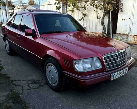 Красный Мерседес Е-Класс, объемом двигателя 2.5 л и пробегом 350 тыс. км за 2100 $, фото 1 на Automoto.ua
