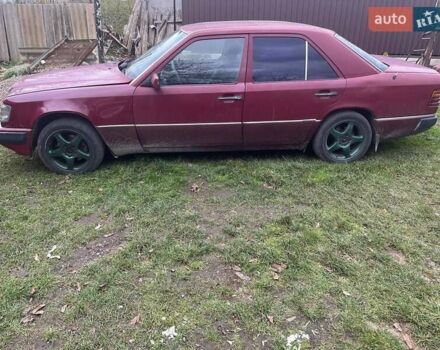 Красный Мерседес Е-Класс, объемом двигателя 3 л и пробегом 300 тыс. км за 2300 $, фото 1 на Automoto.ua