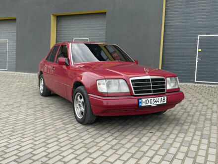 Красный Мерседес Е-Класс, объемом двигателя 2.2 л и пробегом 448 тыс. км за 4150 $, фото 1 на Automoto.ua