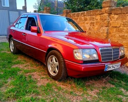 Красный Мерседес Е-Класс, объемом двигателя 2 л и пробегом 500 тыс. км за 4200 $, фото 1 на Automoto.ua