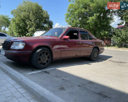 Красный Мерседес Е-Класс, объемом двигателя 2 л и пробегом 350 тыс. км за 3000 $, фото 1 на Automoto.ua
