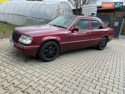 Червоний Мерседес Е-Клас, об'ємом двигуна 2 л та пробігом 300 тис. км за 2500 $, фото 1 на Automoto.ua