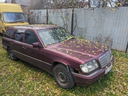 Красный Мерседес Е-Класс, объемом двигателя 2.2 л и пробегом 376 тыс. км за 2100 $, фото 1 на Automoto.ua