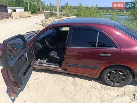 Червоний Мерседес Е-Клас, об'ємом двигуна 2 л та пробігом 111 тис. км за 1900 $, фото 1 на Automoto.ua