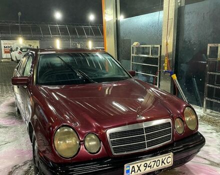 Красный Мерседес Е-Класс, объемом двигателя 2 л и пробегом 211 тыс. км за 2200 $, фото 1 на Automoto.ua