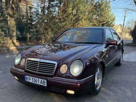 Красный Мерседес Е-Класс, объемом двигателя 4.2 л и пробегом 370 тыс. км за 3599 $, фото 1 на Automoto.ua