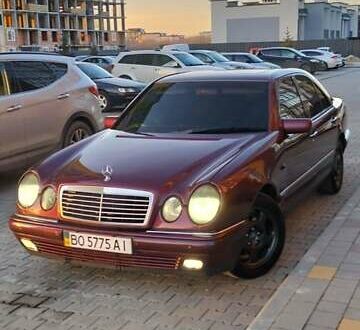 Червоний Мерседес Е-Клас, об'ємом двигуна 2 л та пробігом 300 тис. км за 3800 $, фото 1 на Automoto.ua