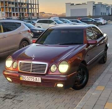 Красный Мерседес Е-Класс, объемом двигателя 2 л и пробегом 300 тыс. км за 3800 $, фото 1 на Automoto.ua