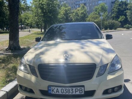 Красный Мерседес Е-Класс, объемом двигателя 2.1 л и пробегом 345 тыс. км за 8800 $, фото 1 на Automoto.ua