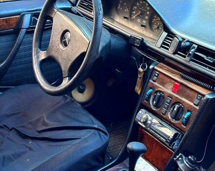 Мерседес Е-Класс, объемом двигателя 2.3 л и пробегом 500 тыс. км за 1550 $, фото 4 на Automoto.ua