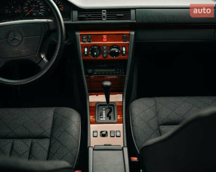 Мерседес Е-Класс, объемом двигателя 2.2 л и пробегом 60 тыс. км за 25000 $, фото 18 на Automoto.ua