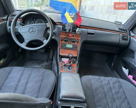 Мерседес Е-Класс, объемом двигателя 2 л и пробегом 312 тыс. км за 5500 $, фото 9 на Automoto.ua