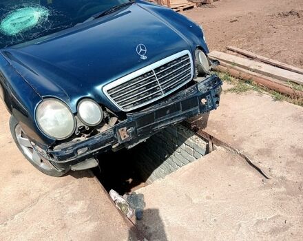 Мерседес Е-Класс, объемом двигателя 2 л и пробегом 350 тыс. км за 2000 $, фото 1 на Automoto.ua