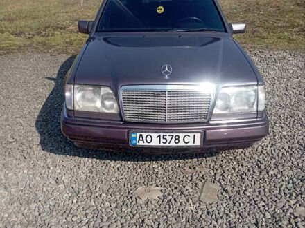 Мерседес Е-Клас 1995 у Іршава на Automoto.ua Мерседес Е-Клас, об'ємом двигуна 28 л та пробігом 364 тис. км за 3500 $, фото 1 на Automoto.ua