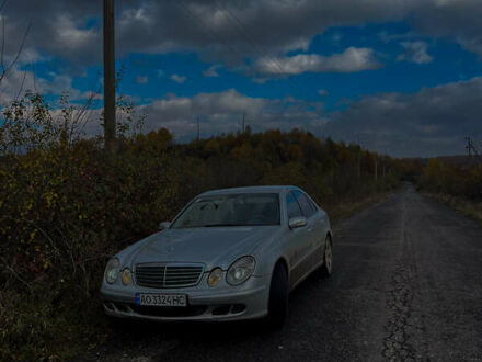 Мерседес Е-Класс 2005 в Хусте на Automoto.ua Мерседес Е-Класс, объемом двигателя 2.2 л и пробегом 437 тыс. км за 4800 $, фото 1 на Automoto.ua