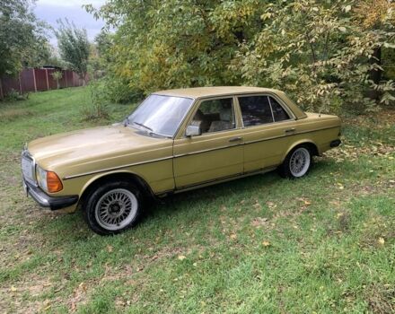 Желтый Мерседес Е-Класс, объемом двигателя 2.3 л и пробегом 1000 тыс. км за 1500 $, фото 1 на Automoto.ua