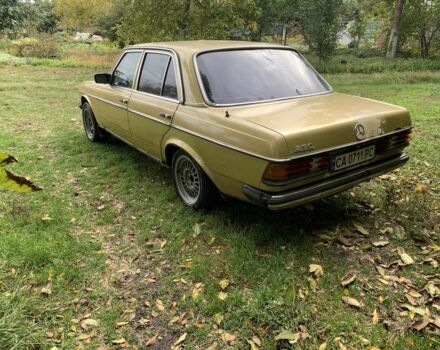 Желтый Мерседес Е-Класс, объемом двигателя 2.3 л и пробегом 1000 тыс. км за 1500 $, фото 4 на Automoto.ua