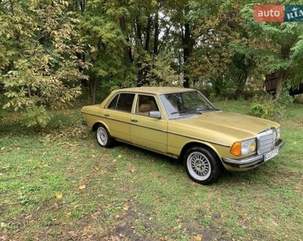 Желтый Мерседес Е-Класс, объемом двигателя 2.3 л и пробегом 1000 тыс. км за 1500 $, фото 2 на Automoto.ua