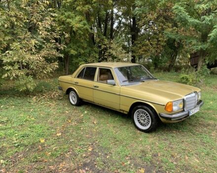 Желтый Мерседес Е-Класс, объемом двигателя 2.3 л и пробегом 1000 тыс. км за 1500 $, фото 3 на Automoto.ua