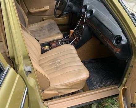 Желтый Мерседес Е-Класс, объемом двигателя 2.3 л и пробегом 1000 тыс. км за 1500 $, фото 5 на Automoto.ua