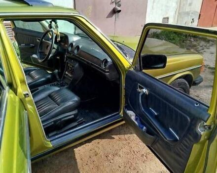 Желтый Мерседес Е-Класс, объемом двигателя 2.5 л и пробегом 390 тыс. км за 3950 $, фото 9 на Automoto.ua