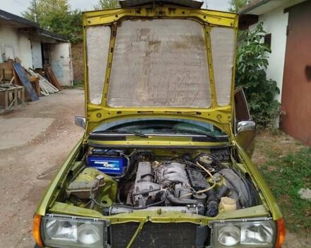 Желтый Мерседес Е-Класс, объемом двигателя 2.5 л и пробегом 390 тыс. км за 3950 $, фото 7 на Automoto.ua