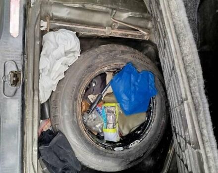 Желтый Мерседес Е-Класс, объемом двигателя 2.5 л и пробегом 390 тыс. км за 3950 $, фото 14 на Automoto.ua