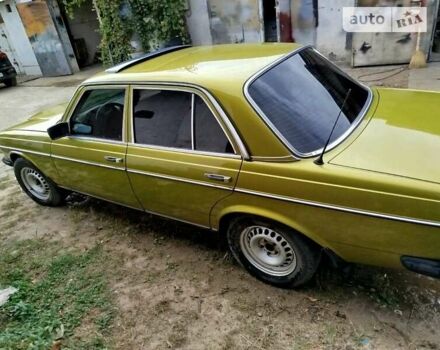 Желтый Мерседес Е-Класс, объемом двигателя 2.5 л и пробегом 390 тыс. км за 3950 $, фото 3 на Automoto.ua