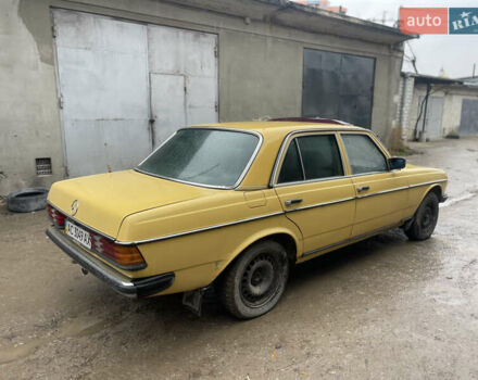 Желтый Мерседес Е-Класс, объемом двигателя 2.3 л и пробегом 330 тыс. км за 1500 $, фото 3 на Automoto.ua