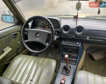 Желтый Мерседес Е-Класс, объемом двигателя 2.3 л и пробегом 330 тыс. км за 1500 $, фото 29 на Automoto.ua