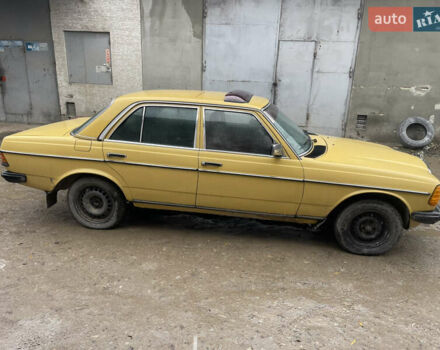 Желтый Мерседес Е-Класс, объемом двигателя 2.3 л и пробегом 330 тыс. км за 1500 $, фото 2 на Automoto.ua