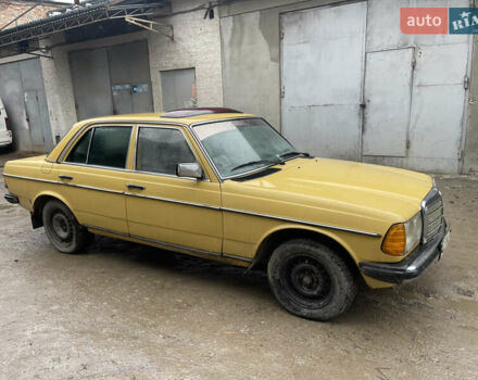 Желтый Мерседес Е-Класс, объемом двигателя 2.3 л и пробегом 330 тыс. км за 1500 $, фото 1 на Automoto.ua