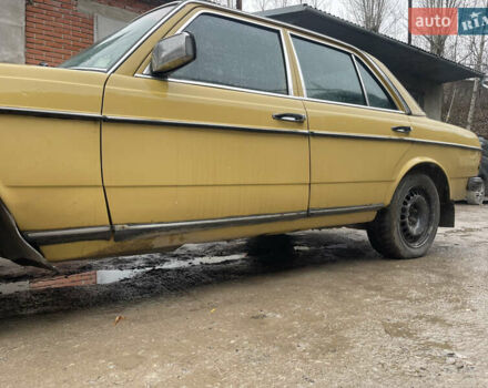 Желтый Мерседес Е-Класс, объемом двигателя 2.3 л и пробегом 330 тыс. км за 1500 $, фото 12 на Automoto.ua