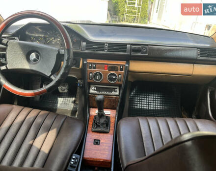 Жовтий Мерседес Е-Клас, об'ємом двигуна 2.3 л та пробігом 300 тис. км за 1250 $, фото 6 на Automoto.ua