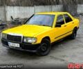 Желтый Мерседес Е-Класс, объемом двигателя 1.9 л и пробегом 555 тыс. км за 875 $, фото 1 на Automoto.ua