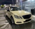 Желтый Мерседес Е-Класс, объемом двигателя 2.2 л и пробегом 400 тыс. км за 10700 $, фото 1 на Automoto.ua