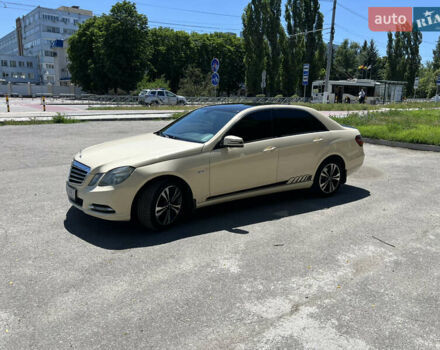 Желтый Мерседес Е-Класс, объемом двигателя 2.14 л и пробегом 289 тыс. км за 10500 $, фото 3 на Automoto.ua