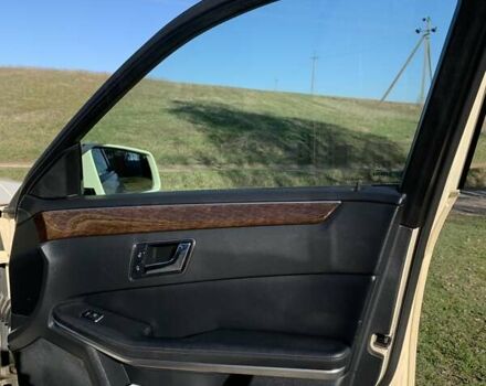 Желтый Мерседес Е-Класс, объемом двигателя 2.14 л и пробегом 620 тыс. км за 10700 $, фото 14 на Automoto.ua