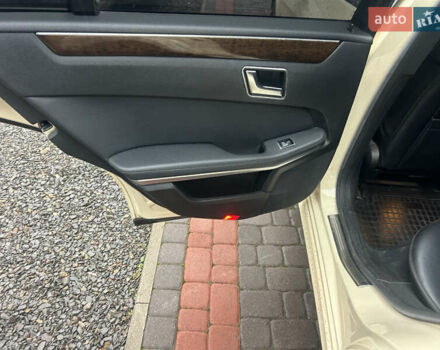 Жовтий Мерседес Е-Клас, об'ємом двигуна 2.14 л та пробігом 288 тис. км за 10700 $, фото 17 на Automoto.ua