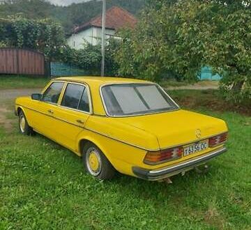 Мерседес Е-Клас 1977 у Ужгороді на Automoto.ua Жовтий Мерседес Е-Клас, об'ємом двигуна 3 л та пробігом 300 тис. км за 2000 $, фото 1 на Automoto.ua
